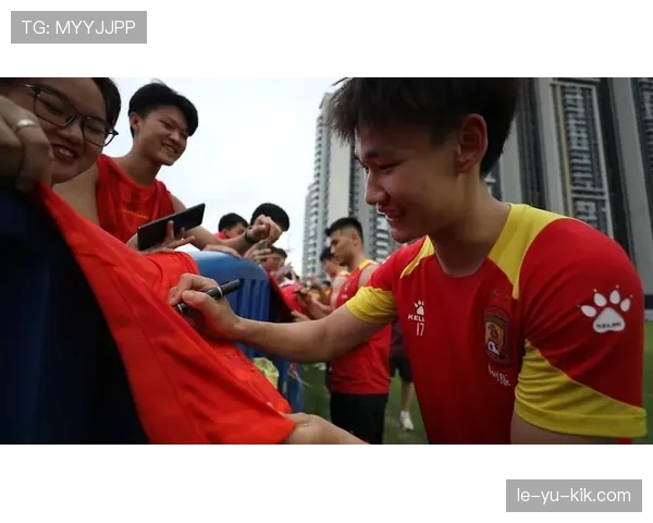 广州队球迷展现顽强精神，持续支持助球队表现亮眼