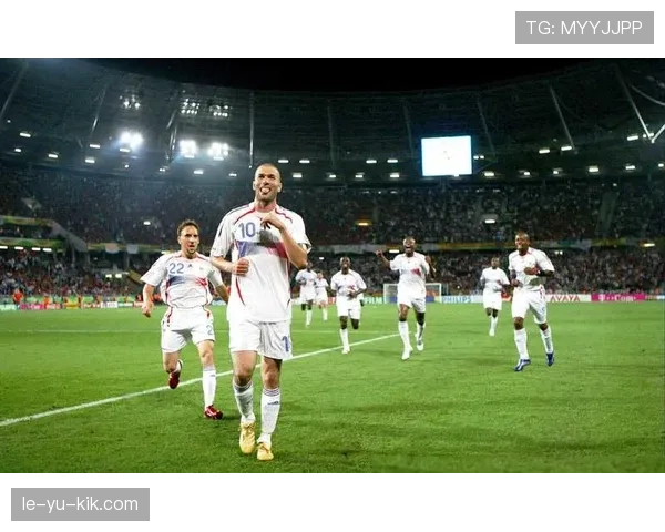 齐达内：从绿茵传奇到执教革新，重新定义足球艺术