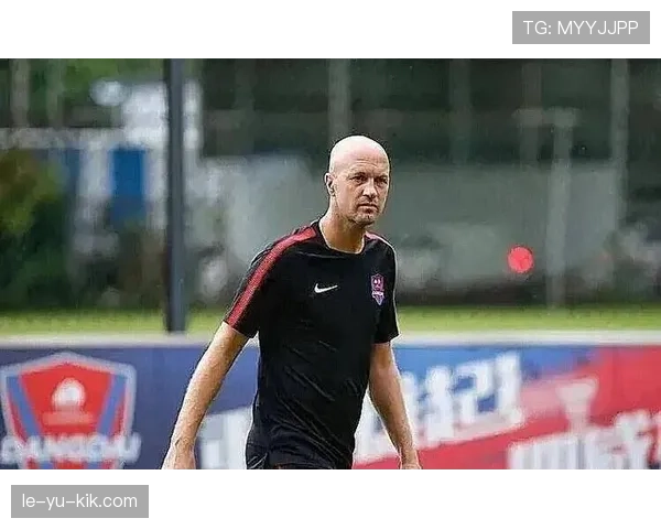 克鲁伊夫技术解读：足球艺术与战术智慧的完美融合引热议