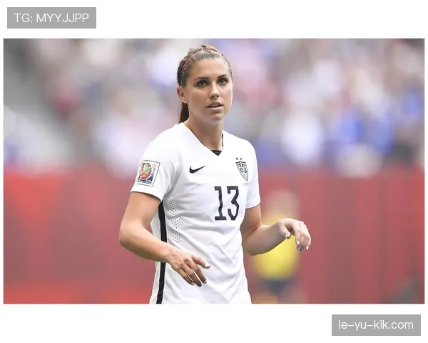 亚历克斯·摩根在家喝蛋白粉都用香槟杯？